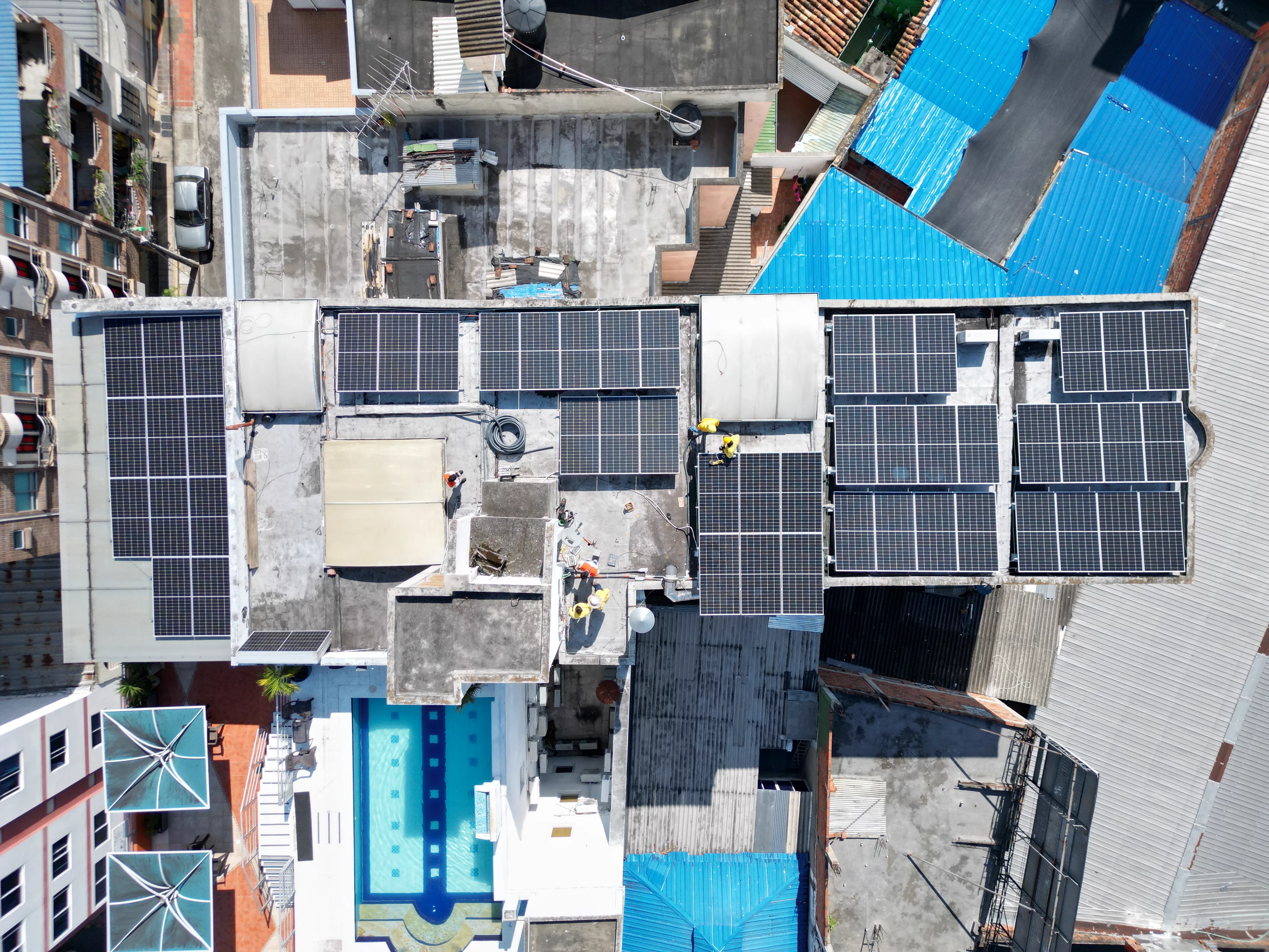 Paneles solares instalados en la cubierta de un hotel empresarial en Santander